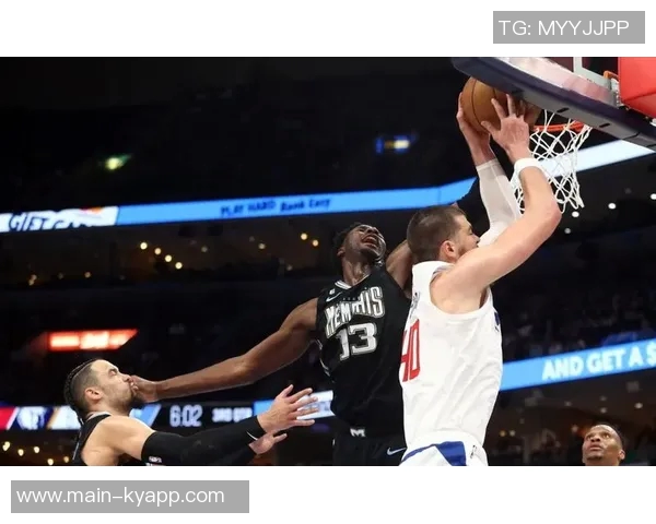 克拉克斯顿赛季数据亮眼场均131分75篮板4助攻14盖帽领跑全队